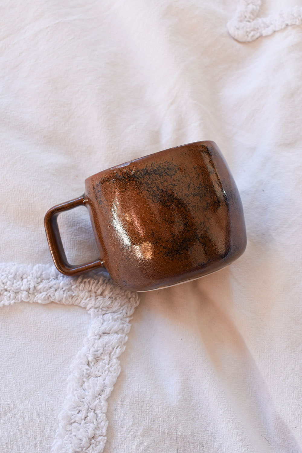 tasse couleur chocolat main fond blanc