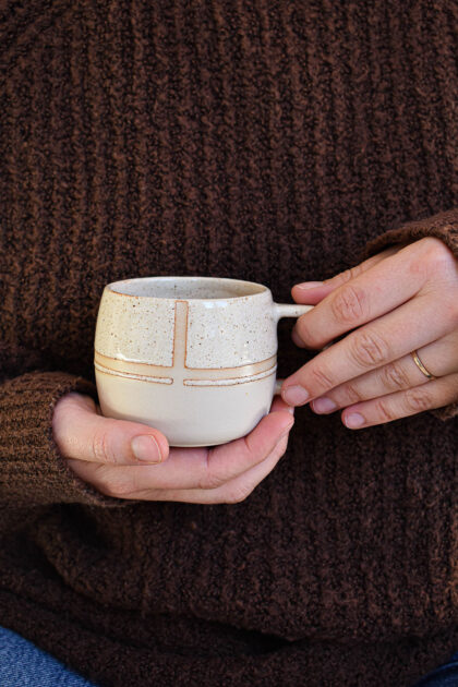 tasse mouchetée géométrique main anse