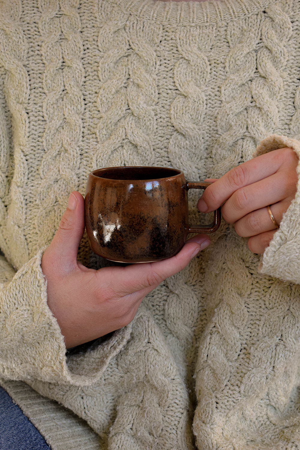 tasse couleur chocolat main anse