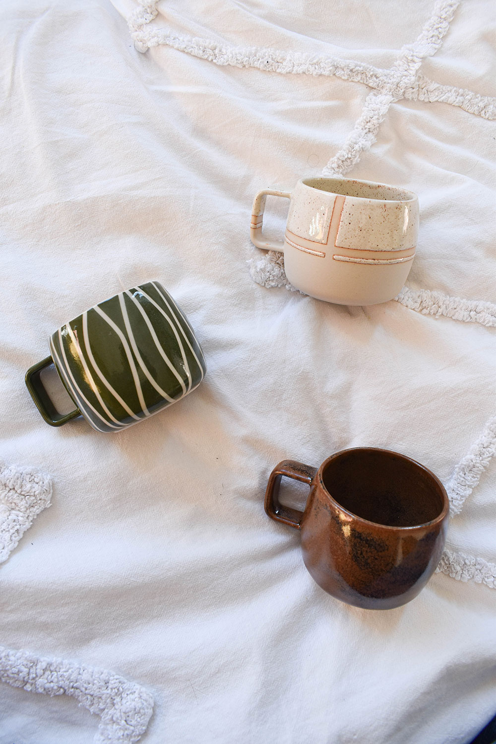 trio de tasse, rayée, moucheté géométrique, couleur chocolat