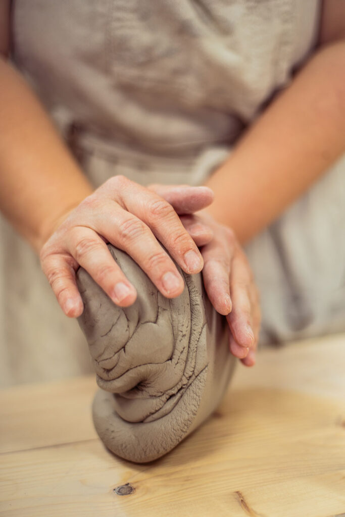 main qui malaxe la terre - tête de bélier - modelage